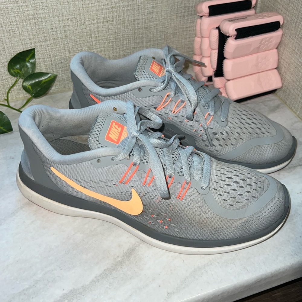 Nike Flex Run Grey Peach Women’s Sneakers Size 8- 1126